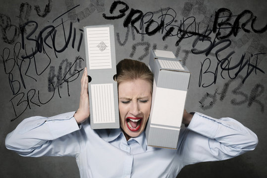 femme exc&eacute;d&eacute;e par bruit au bureau 
