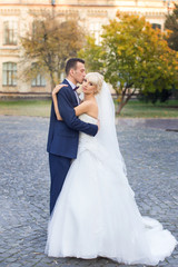 Naklejka premium Bride and groom embrace on a walk in the countryside for a walk
