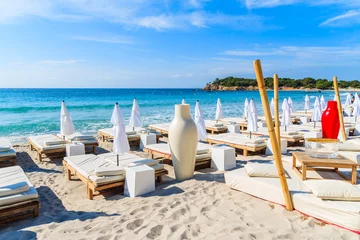 Store enrouleur occultant Plage de Palombaggia, Corse Rangées de transats sur la célèbre plage de sable blanc de Palombaggia, Corse, France