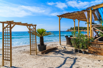 Cafébar op het strand van Palombaggia op zonnige zomerdag, het eiland Corsica, Frankrijk