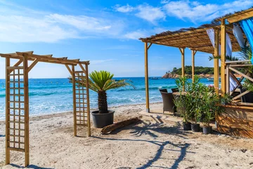 Foto op Plexiglas Palombaggia strand, Corsica Cafébar op het strand van Palombaggia op zonnige zomerdag, het eiland Corsica, Frankrijk