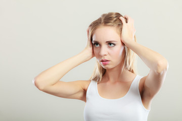 Obraz premium woman suffering from head pain