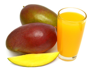 Sliced mango and mango juice