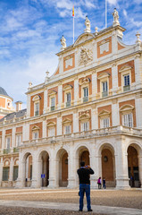 Obraz premium Hombre haciendo una fotografía, Palacio Real de Aranjuez, Madrid, España