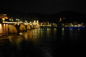 Fototapeta na wymiar Alte Brücke in Heidelberg bei Nacht