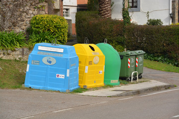 contenedores de basura en la calle