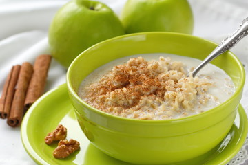 Oatmeal with green apples, nuts and cinnamon