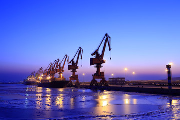 Obraz premium Cargo wharf crane at night