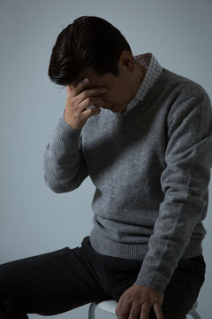 落込む中高年男性