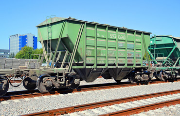 Fototapeta na wymiar Железнодорожный вагон-хоппер для перевозки цемента