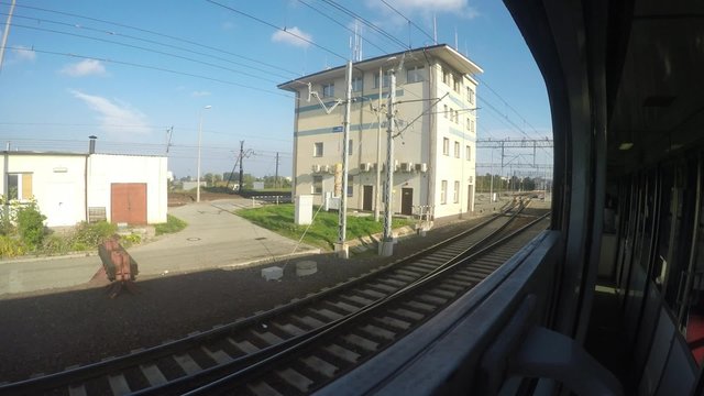 Zugfahrt durch eine Stadt