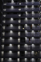 Obraz premium Outside of an apartment building at night