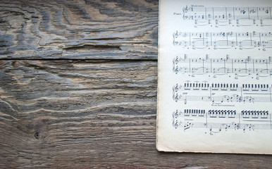 Altes Notenblatt auf Holz / Treibholz Hintergrund