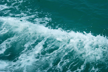 Fototapeta na wymiar waves of the sea with beautiful air bubbles foam