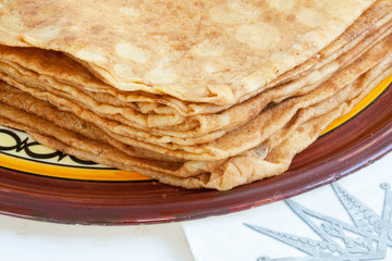 Crêpes au froment sur plat au décor breton
