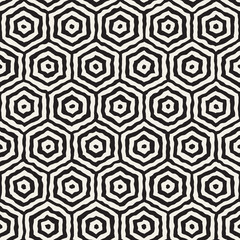 Naklejka premium Vector Seamless Black And White Hand Painted Concentric Hexagon Line Geometric HoneyComb Pattern