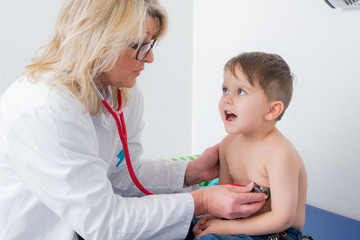 kind bekommt eine vorsorgeuntersuchung beim kinderarzt