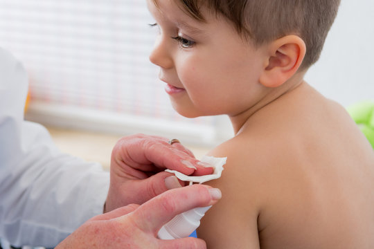 kind erhält eine schutzimpfung