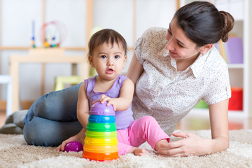 Obraz na płótnie Canvas mom and kid playing block toys at home