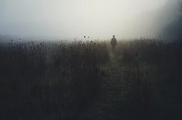 Selbstklebende Fototapete Land Mann wandert in der Natur