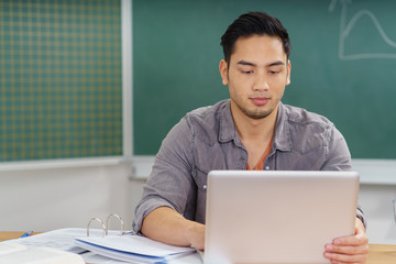 student im unterricht mit laptop