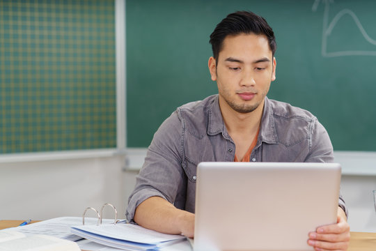 student im unterricht mit laptop