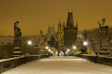 Fototapeta premium Most Karola nocą, zima w Pradze, Czechy