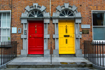 Bunte Türen in Kilkenny in Irland - obrazy, fototapety, plakaty