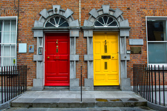 Bunte Türen in Kilkenny in Irland
