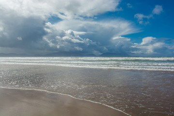 Fototapeta na wymiar Sandstrand mit Wolken in Irland