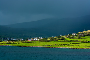 Malerische Küstensiedlung in Irland