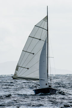 Kleines Segelboot mit vollen Segeln im Wind
