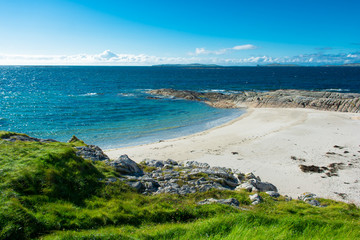 Einsamer weißer Sandstrand in Connemara and der Atlantikküste in Irland