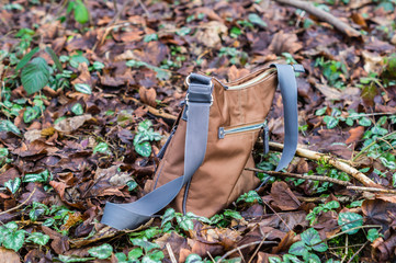 Handtasche im Wald