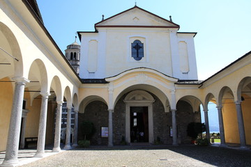 Fototapeta na wymiar Alte Kirche Santa Maria del Tiglio Gravedona am Comer See