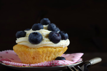 cupcake mit sahne und blaubeeren
