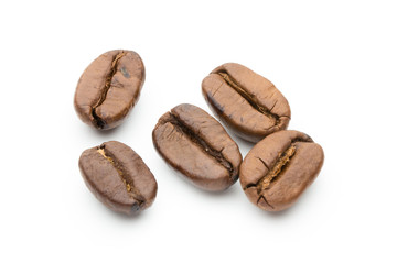 Obraz premium Coffee beans isolated on white background, closeup, macro