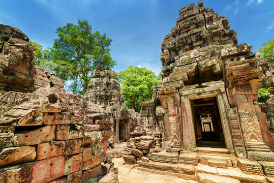 Sanctuary and ruins of ancient Ta Som temple in Angkor, Cambodia