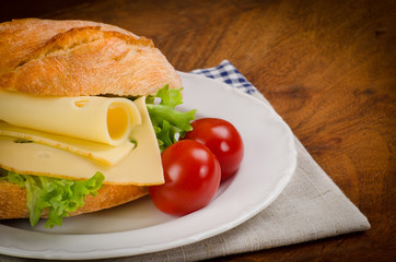 sandwich mit käse und salat belegt