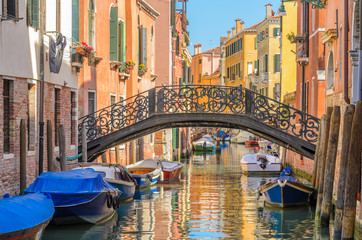 Obraz na płótnie Canvas Lovely bridge on the canal of Venice, Burano.