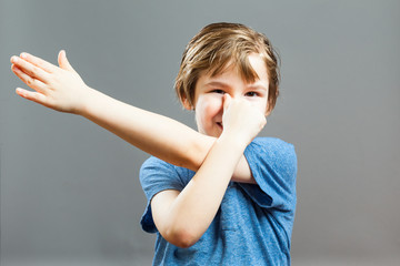 Junge macht Elefantenrüssel mit Arm und Hand nach