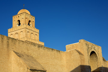 Obraz premium Tunisia. Kairouan - minaret and enclosured wall of the Great Mosque (Oqba Ibn Nafi)