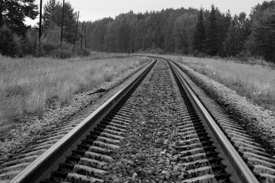 железнодорожные пути в черно белом исполнении