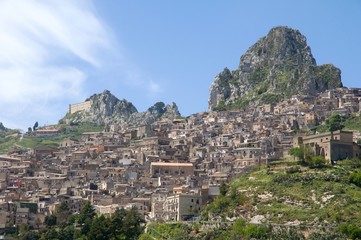 Fototapeta na wymiar City Caltabellotta in the mountains Sicily, Italy