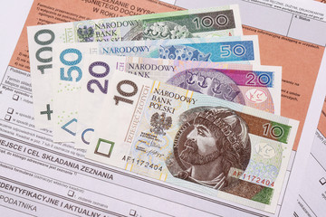 Formularz, zeznanie podatkowe, polskie banknoty - obrazy, fototapety, plakaty