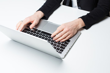 Fototapeta na wymiar Business Hände einer Frau am Laptop 