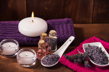 Obraz na płótnie Canvas Spa candle and lavender flower bath salts