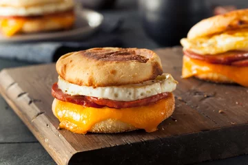 Keuken spatwand met foto Homemade Breakfast Egg Sandwich © Brent Hofacker