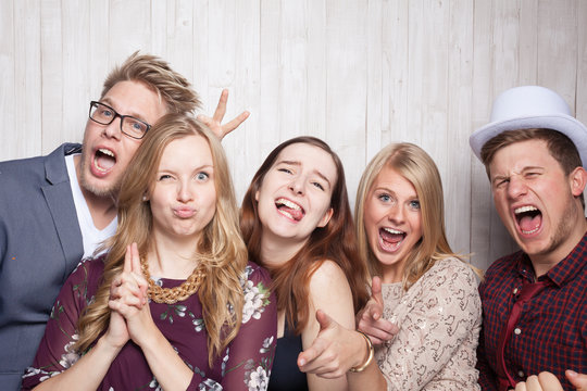 Freunde machen Gruppenfoto zusammen