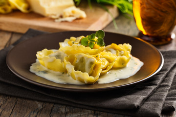 Tortelloni mit Käsesauce - tortellinis with cheese sauce